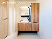 【洗面化粧台】毎日の身支度には欠かせない洗面化粧台、支度時間が重なってしまい準備ができないなど経験ありませんか？そんな時に上手く利用すれば同時にご利用可能です！