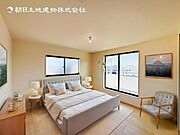【洋室】木目のフローリングが暖かみのある室内に。明るい寝室で心地のいい朝を迎えられそう。※家具はＣＧ合成の為付属しません。