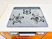 【三ツ口ガスコンロ】煮込み料理をする際にコンロが一つ塞がって他の料理ができなくて時間がかかる！そんな不満を解決してくれる3口コンロは他の調理ができるので捗ります！