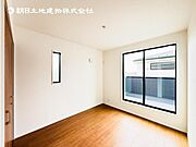 【洋室】木目のフローリングが暖かみのある室内に。明るい寝室で心地のいい朝を迎えられそう。