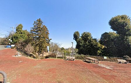 【国分緑地公園】1240m 土地の高低差を利用した大きめの公園です。遊び場にはスプリング遊具、スイング遊具、複合遊具すべり台があります。