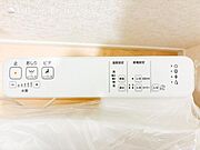 【ウォシュレット付き】洗浄、保温などの機能を備えたウォシュレット。洗浄により毎回のペーパー使用量を減らせ、保温により冬場の便座のひんやりを解消してくれる便利な設備付き