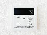 【フルオートバスシステム】浴槽の湯張りから、追い焚、足し湯までボタンひとつで操作。湯張りは一定量になるとチャイムでお知らせし、一定時間自動で保温します。