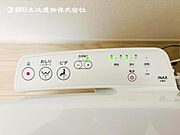 【ウォシュレット付き】洗浄、保温などの機能を備えたウォシュレット。洗浄により毎回のペーパー使用量を減らせ、保温により冬場の便座のひんやりを解消してくれる便利な設備付き