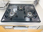 【三ツ口ガスコンロ】煮込み料理をする際にコンロが一つ塞がって他の料理ができなくて時間がかかる！そんな不満を解決してくれる3口コンロは他の調理ができるので捗ります！