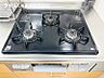 設備：【三ツ口ガスコンロ】煮込み料理をする際にコンロが一つ塞がって他の料理ができなくて時間がかかる！そんな不満を解決してくれる3口コンロは他の調理ができるので捗ります！