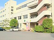 【伊勢原市立伊勢原中学校】1890ｍ　割と駅からも近い中学校です。 先生方もアットホームで寄り添った教育方針に地元の方々も見守ってくれており、安心して通って貰えます。