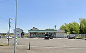 【ファミリーマート　平塚真田店】460ｍ　駐車場が広く停めやすいです。店内も清潔感があり、品揃えも充実しています。