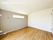 【洋室】木目のフローリングが暖かみのある室内に。明るい寝室で心地のいい朝を迎えられそう。