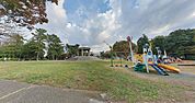 【相模大野中央公園】1810ｍ　駅から近い広々とした公園で、滑り台やブランコ等の遊具があります。園内には噴水池や小川が流れていて良い雰囲気です。