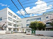 【座間市立西中学校】910ｍ　周りが田んぼに囲まれているので、静かで環境の良い中学校です。校舎、校庭共に広く伸び伸びと過ごせる作りです。