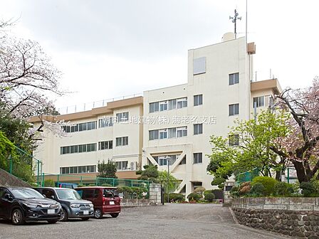 【海老名市立海老名中学校】1000m 校舎と校庭が道路で分かれています。校庭から部活動や体育の授業時には元気な声がこだましています。