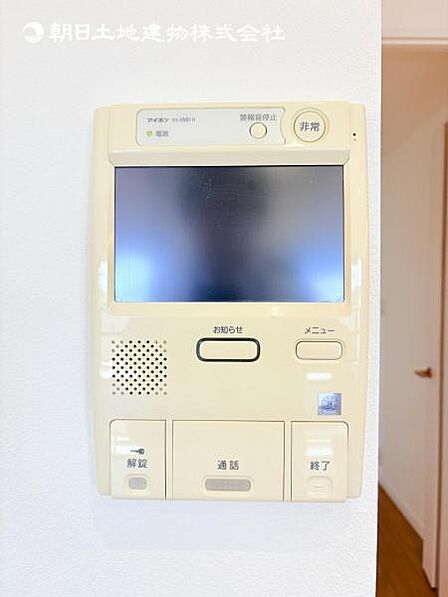 【モニター付きインターフォン】来訪者を映像で確認するシンプルな設備ながらセキュリティ効果はマル。最近は録画機能があるタイプも増え、留守中の訪問者も確認できます!