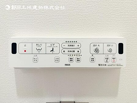 【ウォシュレット付き】洗浄、保温などの機能を備えたウォシュレット。洗浄により毎回のペーパー使用量を減らせ、保温により冬場の便座のひんやりを解消してくれる便利な設備付き