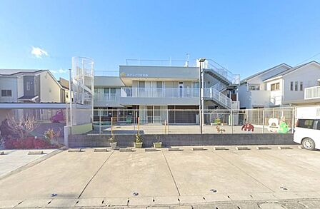 【あさみどり保育園】530m 施設がきれいでオートロックなどの防犯面も優れています。駐車場もあり通園に便利です。