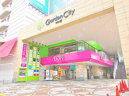 【イオン 厚木店】390m 本厚木駅から5分の場所にあり、駐車場もあります。地下には食品、8階建てのフロアには衣類や日用品などがあります。