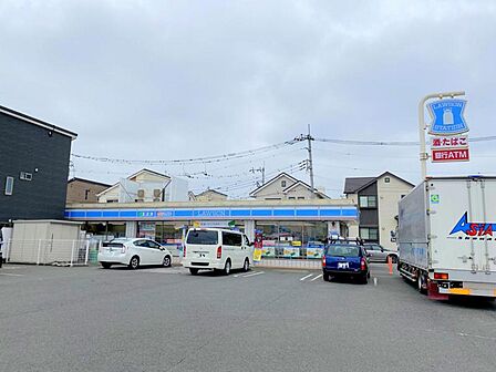 【ローソン　海老名河原口5丁目店】720ｍ　駐車場の広さはピカイチです。店員さんがとても親切で丁寧な好感の持てるお店です。