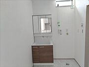洗面化粧台は三面鏡付き　