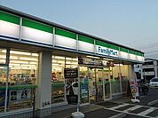 ファミリーマート 徒歩12分。コンビニ 920m