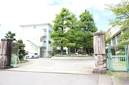 竜美丘小学校岡崎市竜美台1丁目にある公立の小学校です!グランドが広々としています!! 1300m