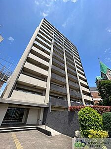 外観：全55邸を優しく包み込む気品高い風格の佇まい。日々の暮らしに彩りを与えてくれるよう、しっかりと整備された緑も配し、居住者様の温もりある暮らしを支えます。