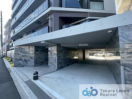 エントランス外部は、高級感のあるタイル貼りを採用した、落ち着いた外観デザイン。