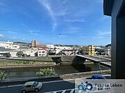 リビング側の眺望。前面に高い建物がなく、遠くまで見通せる眺望が魅力です。また、陽当たり・通風も良好です。