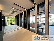 洗練されたデザインウォールや大理石調のタイルなど、上品なインテリアが唯一無二の空間を演出します。