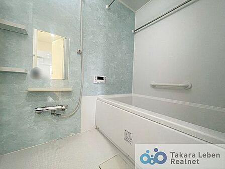 いつも使うバスルームだからこそ、高級感と清潔感のある空間に。湯船につかりながら1日の疲れを癒して、心身ともに解き放たれましょう。