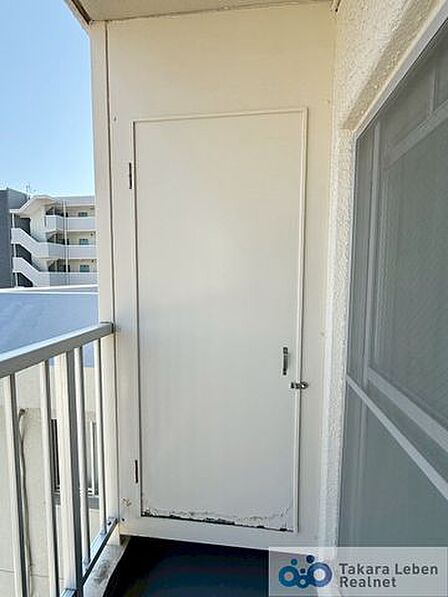 バルコニーには収納スペースあり。