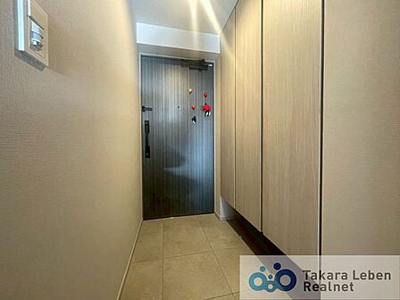 すっきりとした印象の玄関は、住まいの第一印象を整える空間。収納スペースもあり、靴や小物を整理しやすい設計です。