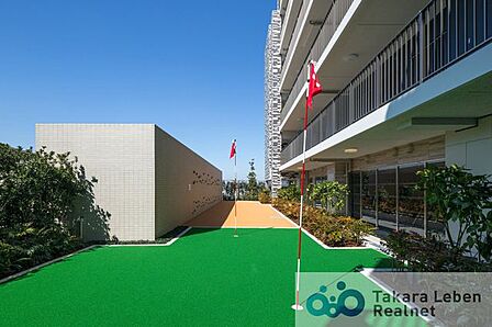 共用部のパターゴルフスペース。大空の下で心地良い風を感じながら、休日のスポーツが楽しめます。