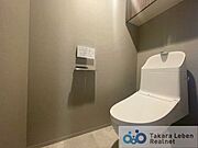 ウォシュレット機能付きのトイレは壁掛けリモコンの上位グレードを採用。便座がスッキリした印象となり、限られた空間を広く見せる効果があります。