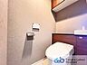 トイレ：ウォシュレット機能付きのトイレは壁掛けリモコンの上位グレードを採用。便座がスッキリした印象となり、限られた空間を広く見せる効果があります。