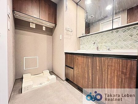 三面鏡裏収納やボウル一体型カウンターなど、機能的で手入れのしやすい洗面化粧台を採用。タオル類を収納できるリネン庫も備え、清潔感と使い勝手の良さを兼ね備えた空間です。