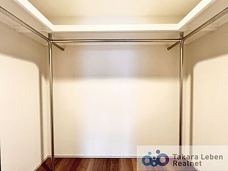季節ごとの衣類を収納できるウォークインクローゼット。