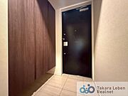 落ち着いた雰囲気の玄関は大切なお客様を迎えるのに最適です。毎日の外出や帰宅の際にも気持ちを落ち着かせてくれる空間になりそうですね。