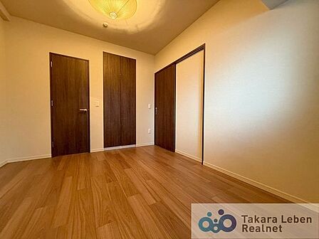 主寝室としても使いやすい広さを確保。家具配置もしやすく、毎日の生活リズムを整えてくれる空間です。