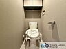 トイレ：ウォシュレット機能付きのトイレ。上部には吊戸棚があるので、トイレットペーパーのストックや清掃道具等を収納するのに便利です。