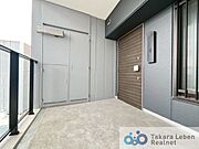 角部屋住戸ならではの独立性の高い広々とした玄関。落ち着いたトーンの質感が住まいの品格を描き出しながらも、プライバシーに配慮された空間です。