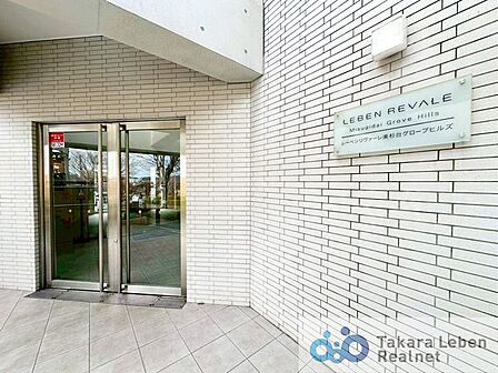 エントランス外部は、落ち着いた外観デザイン。