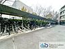 駐車場：屋根付きの駐輪場は雨の日でも濡れずに安心です。