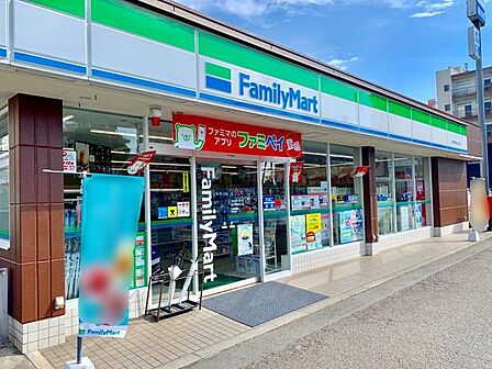 ファミリーマート南大塚駅北口店 徒歩4分。 320m
