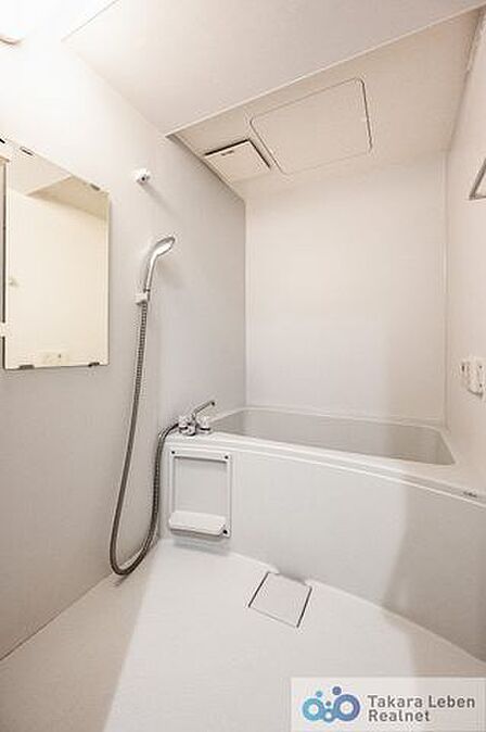 シンプルかつ、清潔さを感じさせるバスルーム。