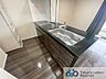 キッチン：IHコンロ搭載のシステムキッチン。ご夫婦やご家族で並んでお料理ができるスペースを確保しました。