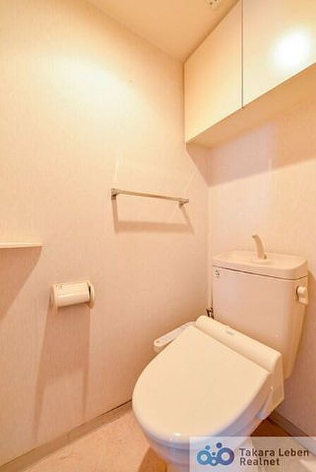 ウォシュレット機能付きのトイレ。ペーパーホルダーやタオル掛けは標準装備しています。