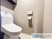 ウォシュレット機能付きのトイレは壁掛けリモコンの上位グレードを採用。便座がスッキリした印象となり、限られた空間を広く見せる効果があります。