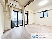 大きな窓からたっぷりと陽光が差し込む明るい洋室です。