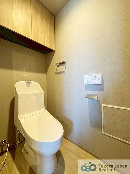 吊戸棚があるので、トイレットペーパーのストックや清掃道具等を収納するのに便利です。