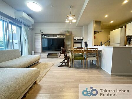 家族だけのプライベートタイムを心地よく過ごせる、約11帖のリビング空間。住まう方のライフスタイルを尊重し、オンリーワンの空間を創り出します。